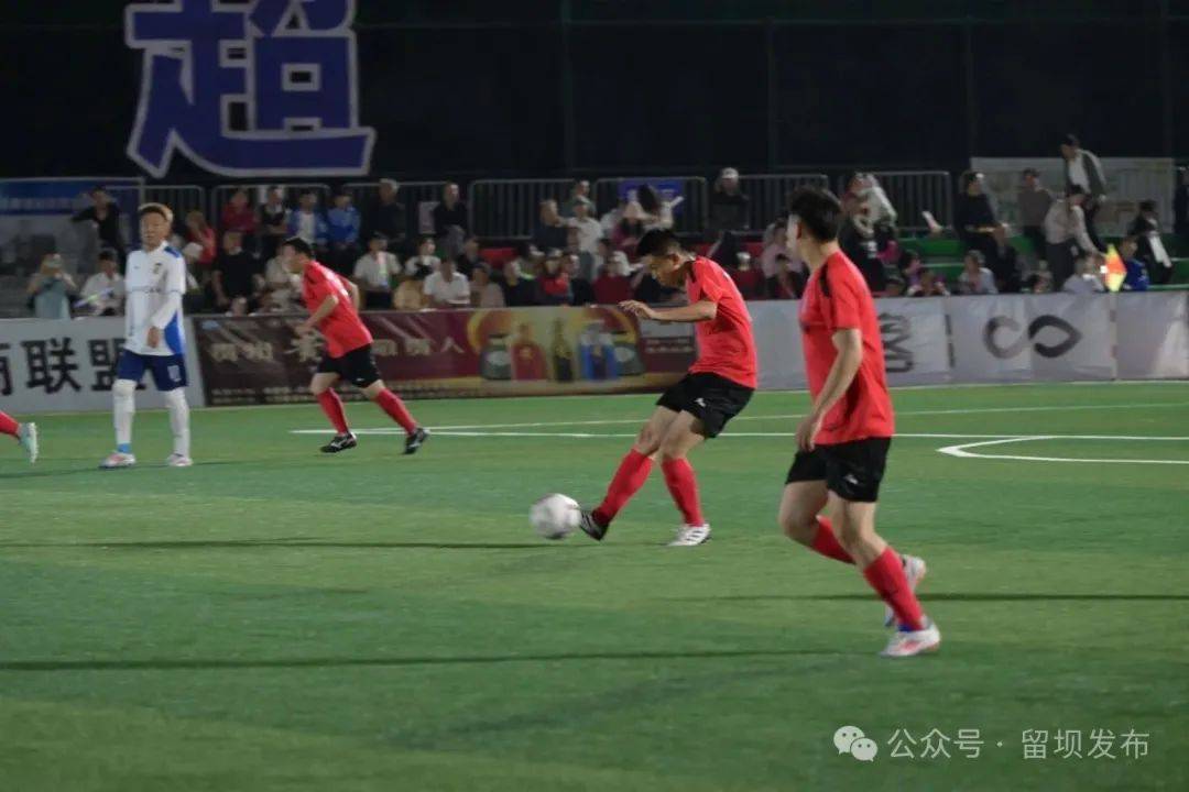 杏彩网址-劲敌对阵，足球场上的激烈对抗
